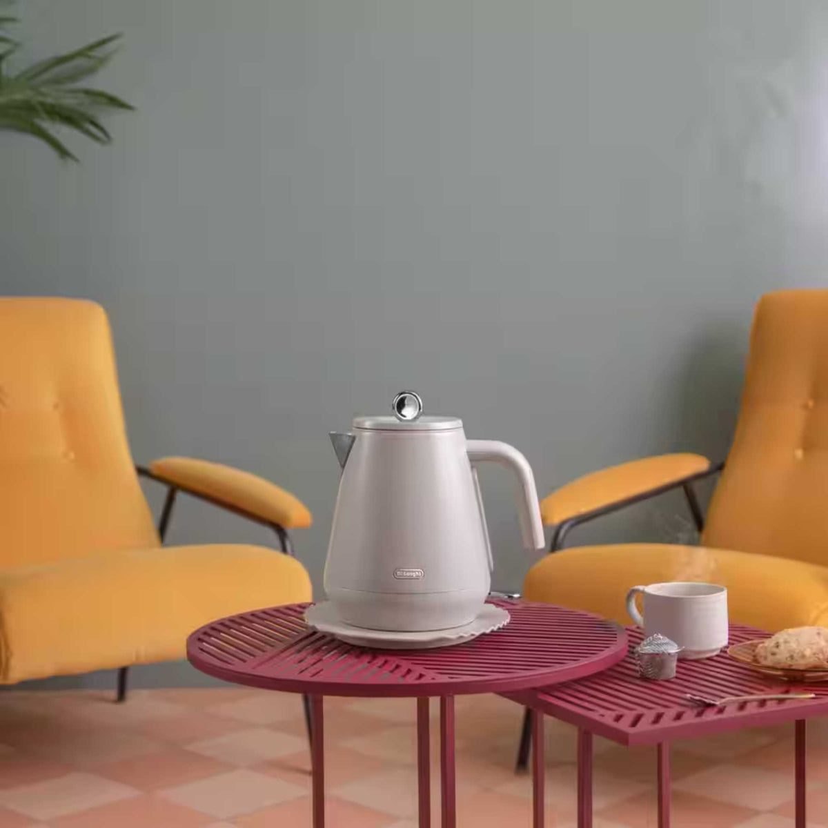 De'Longhi KBY3001 Eclettica Rapid Boil Kettle - Beige