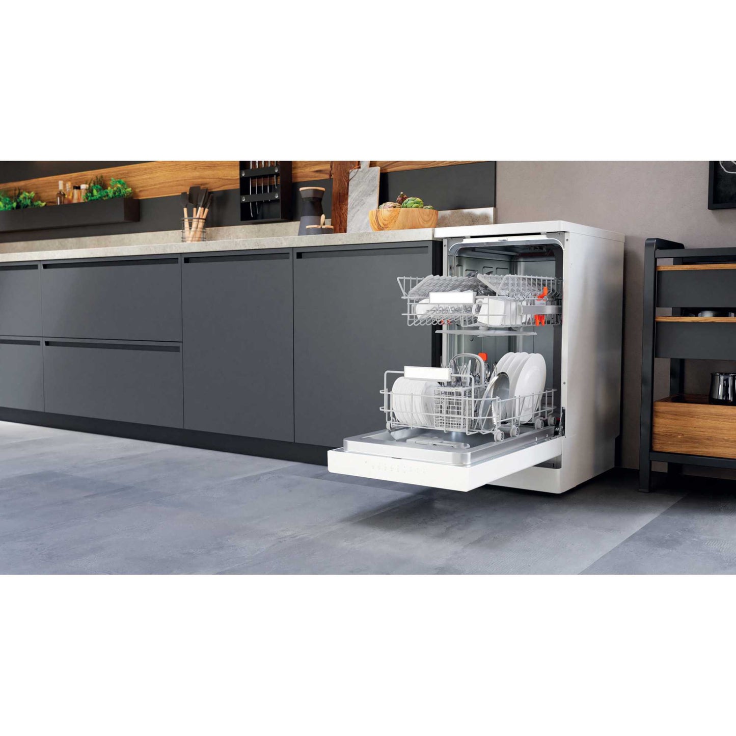 Hotpoint Freestanding Slimline Dishwasher - HSFO 3T223 W UK N