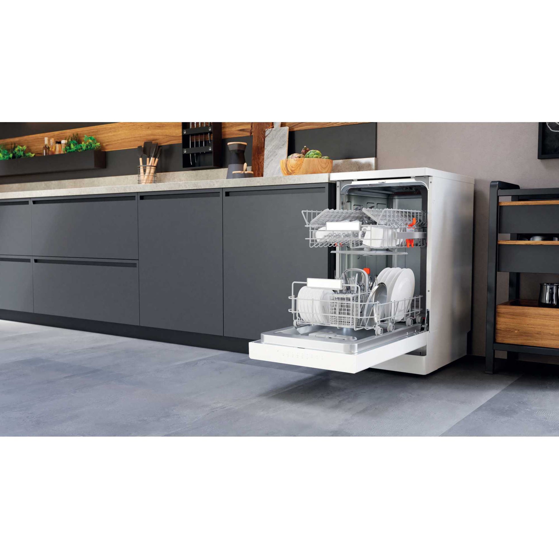 Hotpoint Freestanding Slimline Dishwasher - HSFO 3T223 W UK N
